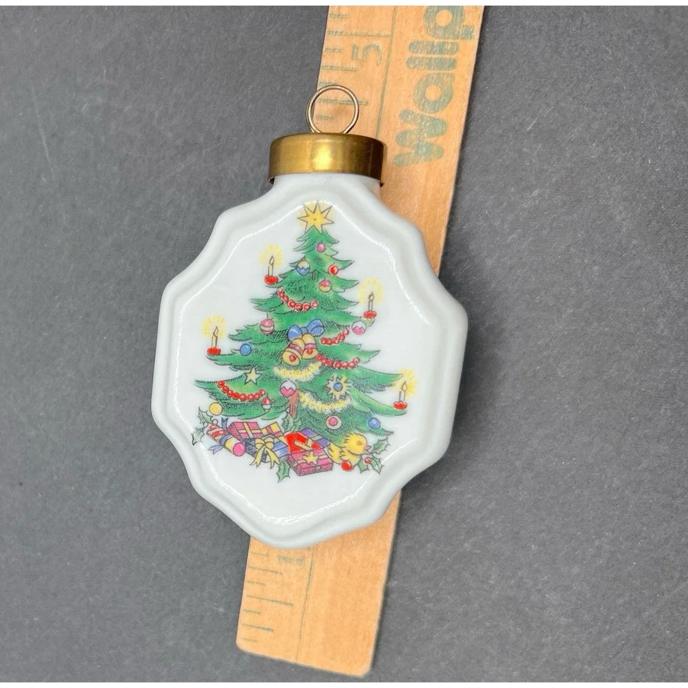 Vintage 2001 White Ceramic‎ Christmas Ornament With Tree Williamsburg VA Rare